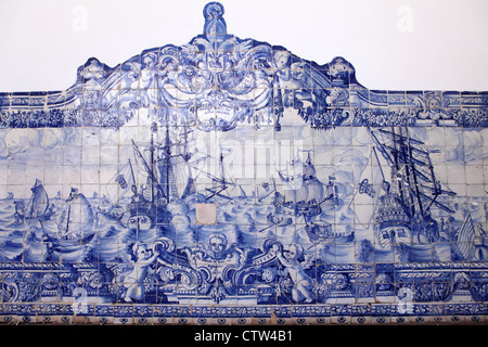 Eine Darstellung der portugiesischen Schiffe in Goa auf Azulejo-Fliesen in Torres Vedras, Portugal. Stockfoto