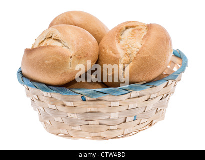 Kleiner Korb mit Brötchen, isoliert auf weiss Stockfoto