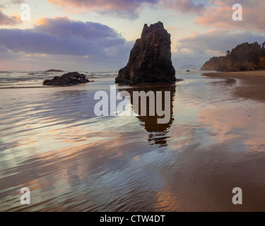 Ecola State Park, Oregon-Sonnenuntergang Wolke Reflexionen und Silhouette Seastacks auf Indian Beach Stockfoto