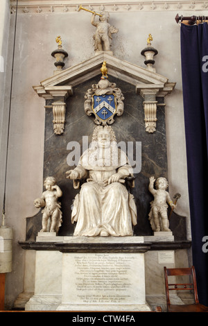 BURY ST EDMUNDS, SUFFOLK, UK - 2. August 2012: Eine Statue von der rechten Hon. James Reynolds in St Edmundsbury Cathedral Stockfoto