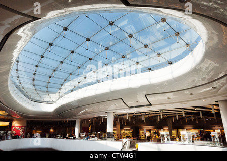 Innere des Selfridges Gebäude, entworfen von Future Systems in Birmingham Bullring shopping-Bereich. Stockfoto