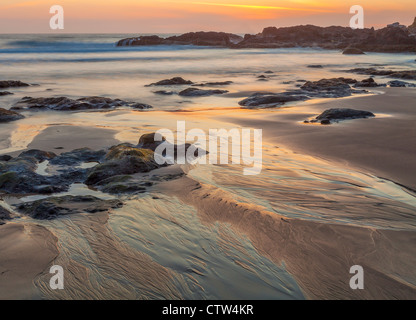 Ecola State Park, Oregon-Sonnenuntergang-Reflexionen und Silhouette Seastacks auf Indian Beach Stockfoto