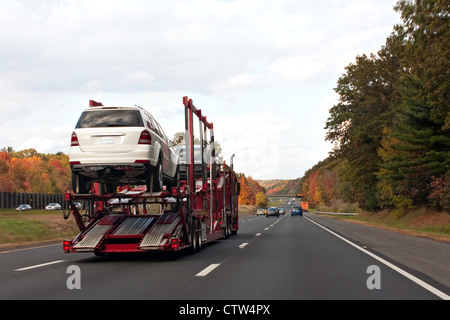 Ein Automobil Auto Träger LKW-fahren auf der Autobahn bei voller Ladung von Neufahrzeugen. Stockfoto