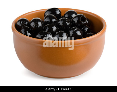 Terrakotta-Schale mit schwarze entkernte Oliven, isoliert auf weiss Stockfoto