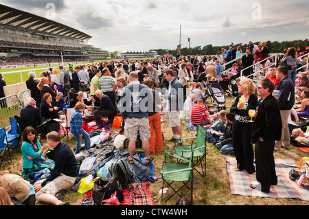 Zuschauer bei "Der Heide" im Royal Ascot. Stockfoto