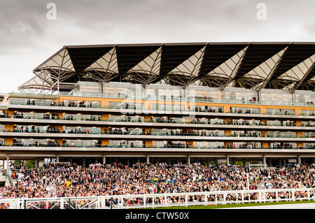 Blick auf die wichtigsten Zuschauertribüne im Royal Ascot. Stockfoto