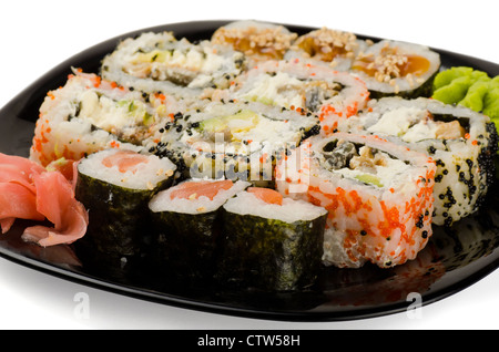 Set von japanischen Sushi Rollen auf schwarzem Teller Stockfoto