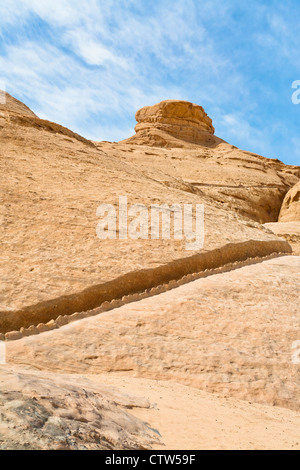 abgetropft Wasserkanal in Sandsteinfelsen der Wüste Wadi Rum, Jordanien Stockfoto