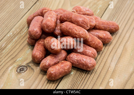 Ein Haufen Mini Salamis auf hölzernen Hintergrund Stockfoto