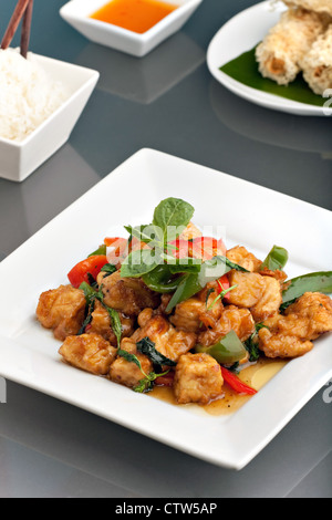 Frische Thai-Küche unter Rühren braten gebratenes Tofu Jasmin Reis mit knusprig Tarowurzel verkrustet Thai Frühlingsrollen Vorspeise. Stockfoto