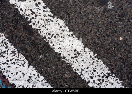 Nahaufnahme der Twin weiße Linien auf der Straße Asphalt gemalt. Stockfoto