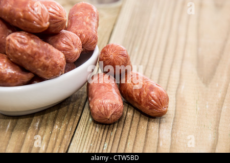 Ein Haufen Mini Salamis auf hölzernen Hintergrund Stockfoto