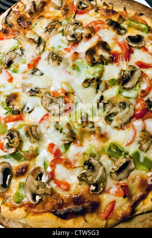 Eine frische Spezialität Pizza mit extra Belag heiß und frisch aus dem Ofen. Geringe Schärfentiefe. Stockfoto