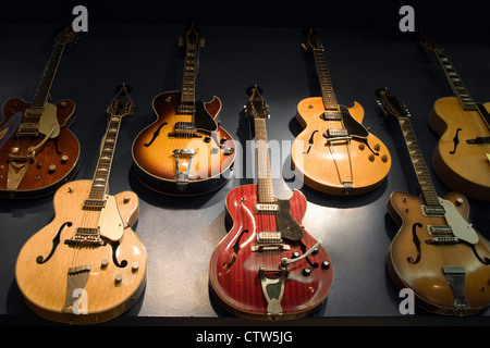 Eine Wand mit Vintage-Gitarren auf dem Display hängen. Stockfoto