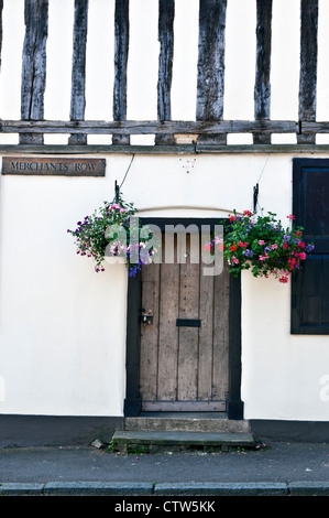 Ampeln auf beiden Seiten der Holztür Holz gerahmt Gebäude in Lavenham Stockfoto