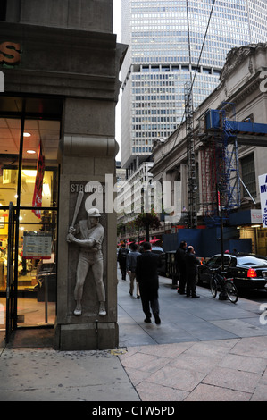 Porträt-Baseball-Figur mit erhöhten Fledermaus, Ecke Modell Sportgeschäft, East 42nd Street in Vanderbilt Avenue in New York Stockfoto