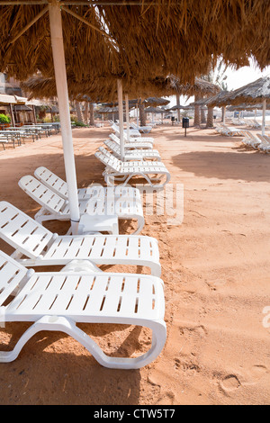 Kunststoff liegen an der Coral Bay in Aqaba, Jordanien Stockfoto