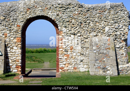 Blick durch den Bogen des St. Edmunds Chapel, alte Hunstanton Norfolk, England, UK Stockfoto