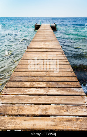 hölzerne Pier auf der Küste von Coral Strand des Roten Meeres in Aqaba, Jordanien Stockfoto