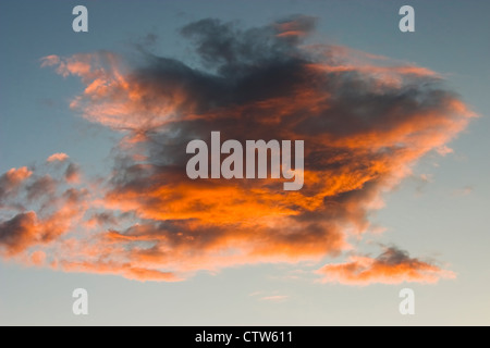 Bunte orange Wolke bei Sonnenuntergang. Stockfoto