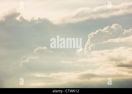 Geschwollenen Wolken und Donner Köpfe Gebäude vor Sturm. Stockfoto