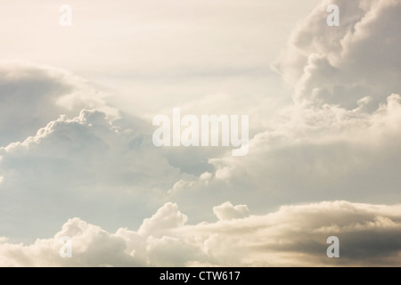 Geschwollenen Wolken und Donner Köpfe Gebäude vor Sturm. Stockfoto