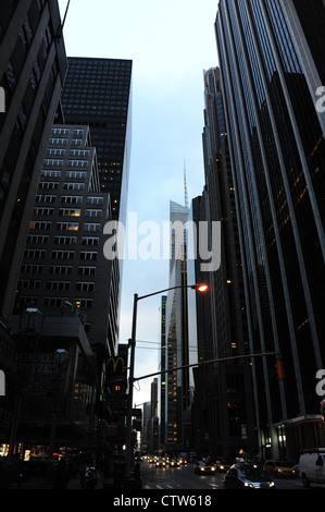 Herbst am Morgen "urban Alley" Porträt, Bank of America Building, Scheinwerfer Verkehr, 6th Avenue in West 47th Street, New York Stockfoto