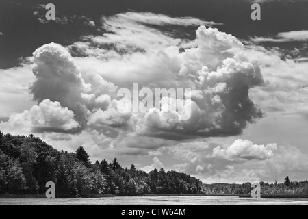 Schwarz / weiß Wolken über Cobbossee See Litchfield Maine. Stockfoto