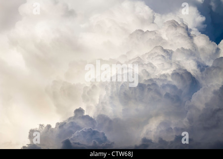 Gewitterwolken und Donner Köpfe vor Sturm im Sommer Maine. Stockfoto