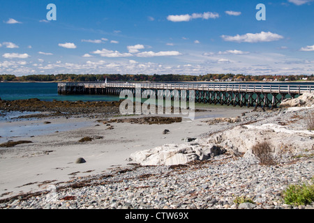 Verlassene Pier und Brücke, früher gab es Zugang zum Keeper's Quarters für Whaleback Ledge Lighthouse im Piscataqua River. Stockfoto