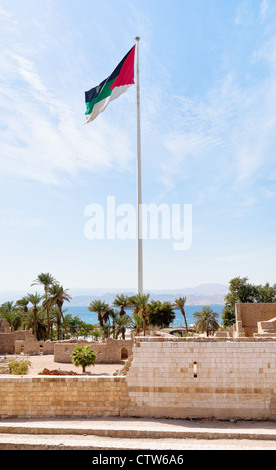 Aqaba-Fahnenmast unter Ruinen der mittelalterlichen Festung Mamluks Aqaba Stockfoto