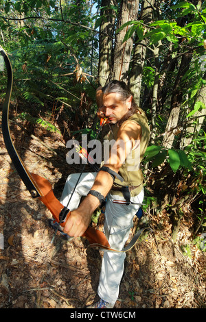 Bogenschütze mit Elfen Ohren im Wald Stockfoto