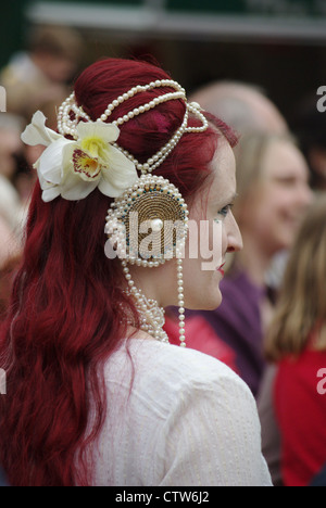 Seitenansicht der eine rothaarige Frau Bauchtänzerin eine östliche Kopfschmuck tragen Stockfoto