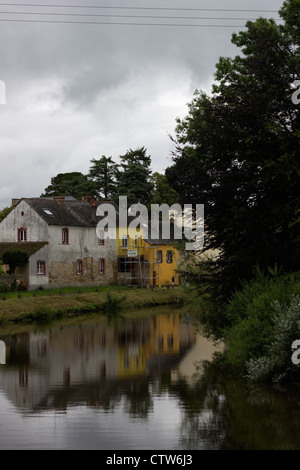 Häuser neben dem Nantes-Brest-Kanal Stockfoto