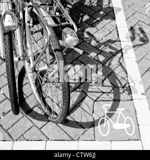 Fahrrad-Parkplatz in der Innenstadt von Amsterdam Stockfoto