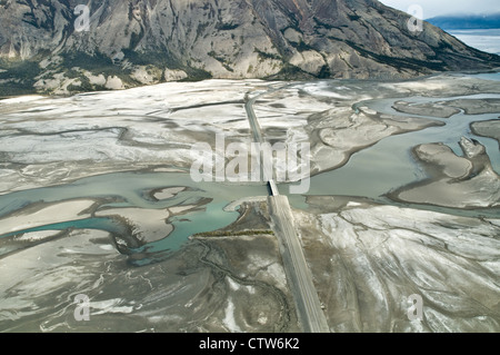 Ein Luftbild des Alaska Highway, der die Einmündung des Slims River am Rande des Kluane National Park im Yukon Territory, Kanada, überquert. Stockfoto