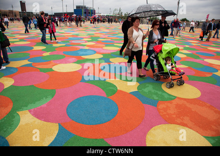 London 2012 Olympic Park in Stratford. Farbige Gehweg, die weich und kinderfreundlich. Stockfoto