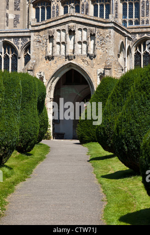 Wanderweg durch Eiben zu Main Eingang der Holy Trinity Church, Long Melford, Suffolk, England, UK Stockfoto