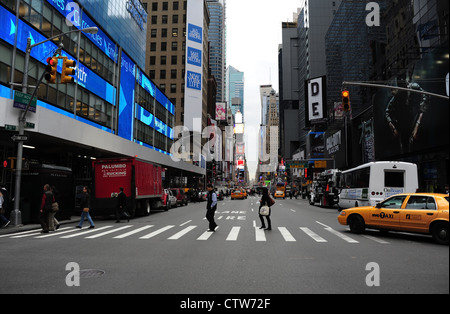 Zentrum der Straße Blick auf Times Square, blauer Neon, Menschen Kreuzungen, gelben Taxi drehen 7th Avenue in West 50th Street, New York Stockfoto