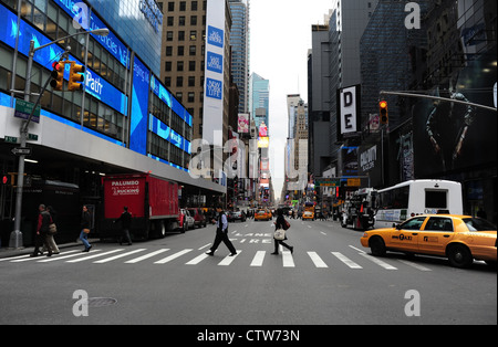 Blauer Neon Zentrum Stadtplanansicht Richtung Times Square, Menschen überqueren, gelb taxi drehen 7th Avenue in West 50th Street, New York Stockfoto