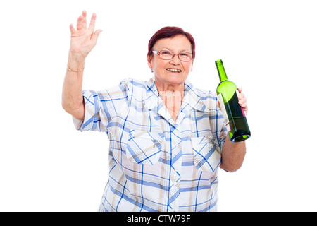 Glücklich senior betrunken Frau mit Flasche Alkohol, isoliert auf weißem Hintergrund. Stockfoto