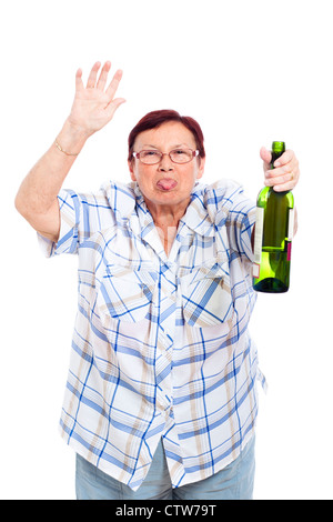 Lustige senior betrunken Frau mit Flasche Alkohol, isoliert auf weißem Hintergrund. Stockfoto