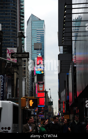 Morgen-Porträt, in Richtung 1 Times Square "Happy Halloween" Neon-Display, Menschen 7th Avenue in West 50th Street, New York Stockfoto