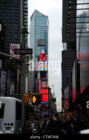 Morgen-Porträt, in Richtung Neon "Happy Halloween" 1 Times Square, wartenden nachzutun West 50th Street, 7th Avenue, New York Stockfoto