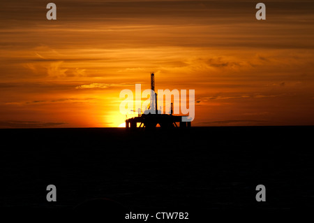 Silhouette von einer Öl-Bohrinsel im Offshore-Bereich, während Sonnenaufgang/Sonnenuntergang Zeit. Stockfoto