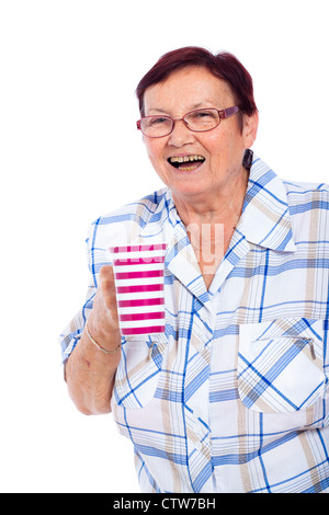 Glücklich lachende senior Frau mit Krug, isoliert auf weißem Hintergrund. Stockfoto