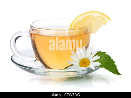 Tasse Tee mit Zitronenscheibe, Minze und Kamille Blume. Isoliert auf weißem Hintergrund Stockfoto