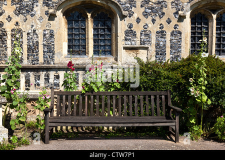Holzsitz in Kirchhof der Holy Trinity Church, Long Melford, Suffolk Stockfoto