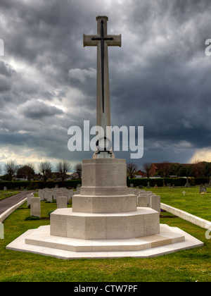 Kreuz des Opfers bei Chichester Friedhof in der Commonwealth-Krieg tot plot Stockfoto