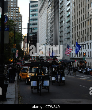 Am Nachmittag im Herbst Porträt zur 5th Avenue, Menschen, Fahrradrikschas, gelben Taxis, West 59th Street, Central Park South, New York Stockfoto